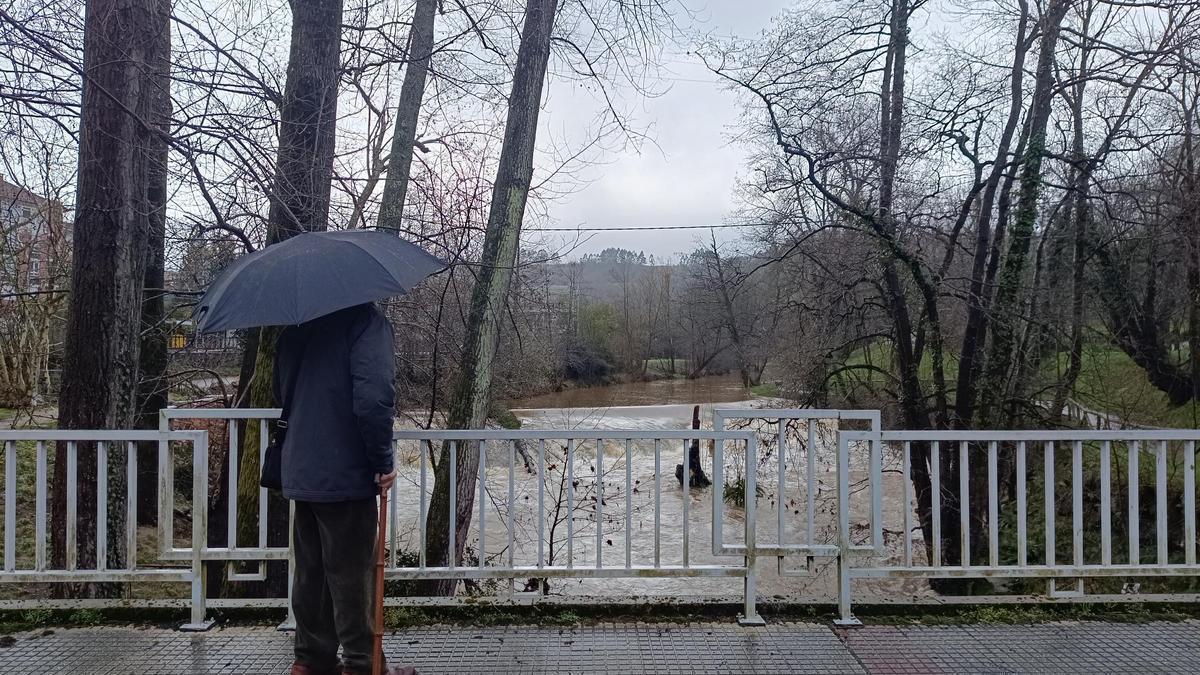 VÍDEO: El río Nora, con tendencia a disminuir su nivel, después de estar en alerta por desbordamiento