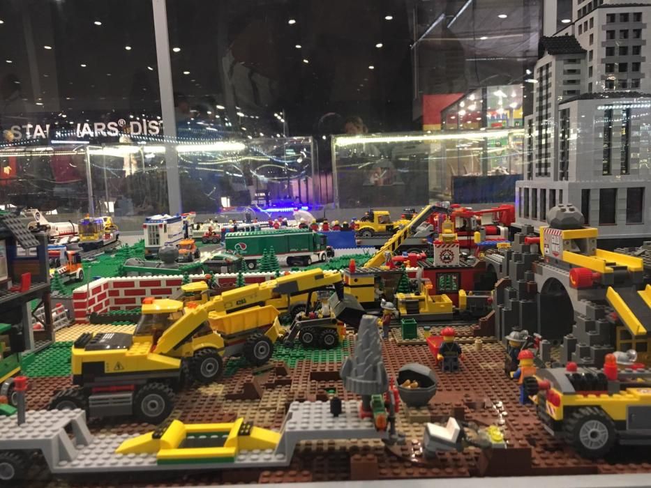 Las imágenes de la exposición de Lego en el Muelle Uno - La Opinión de  Málaga