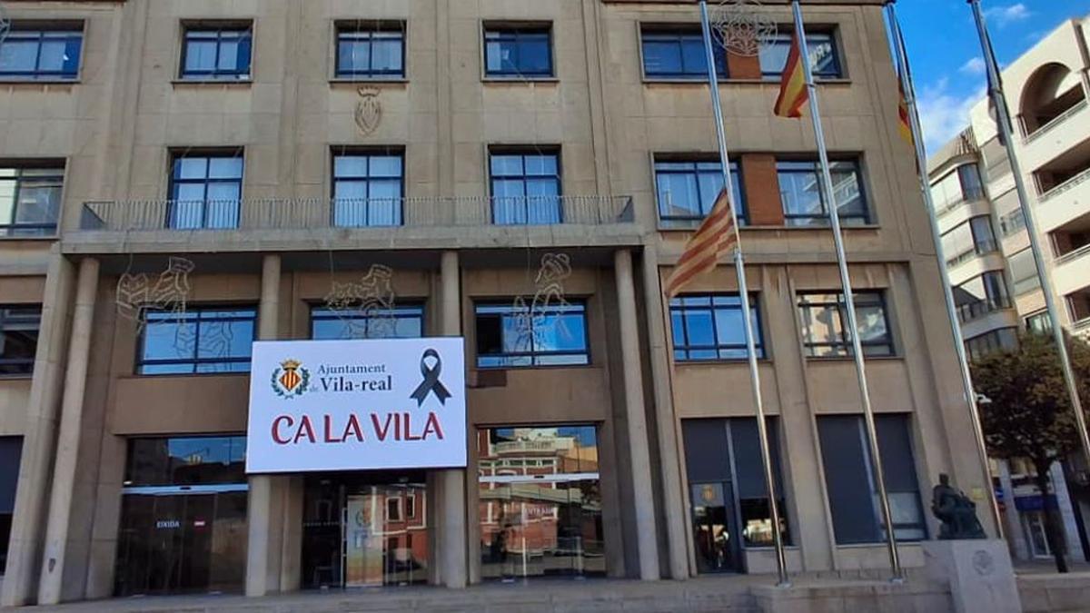 La senyera local de Vila-real ondea a media asta en señal de duelo por el fallecimiento de la joven nadadora.
