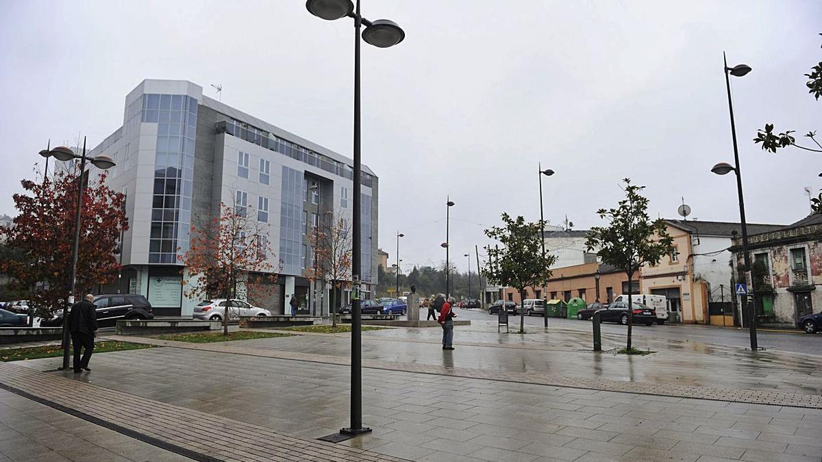 Farolas en la plaza Enrique Piñeiro. |   // FRAN MARTÍNEZ