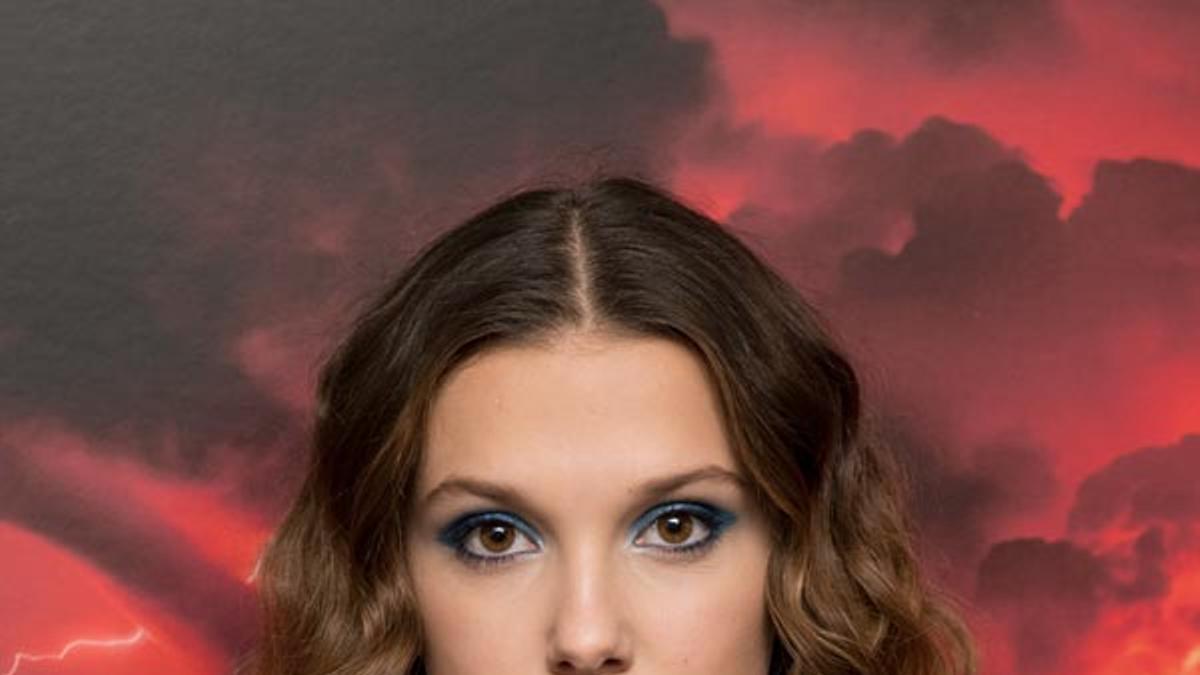 Detalle del maquillaje de Millie Bobby Brown con una intensa sombra de ojos en color azul.