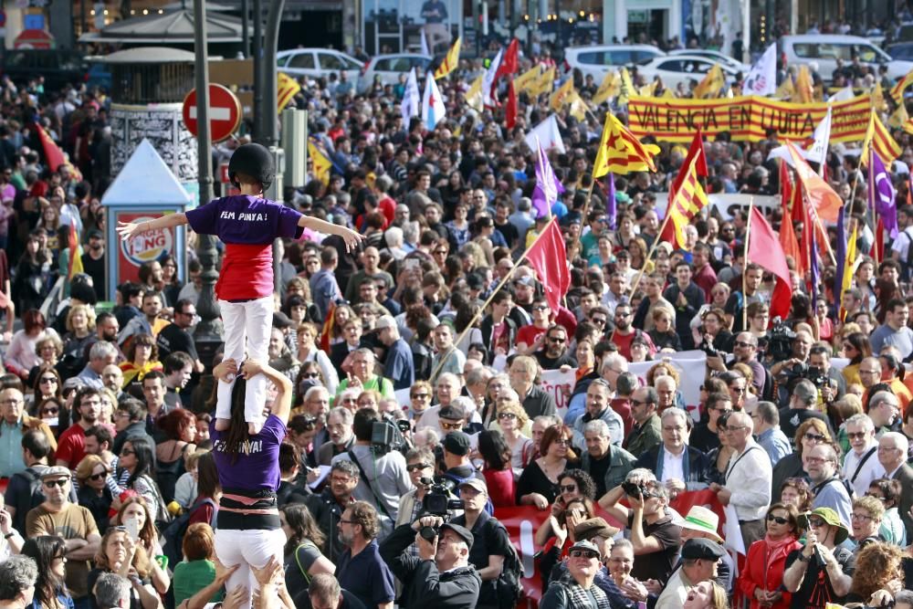 Manifestación en Valencia con motivo del 25 d'Abril