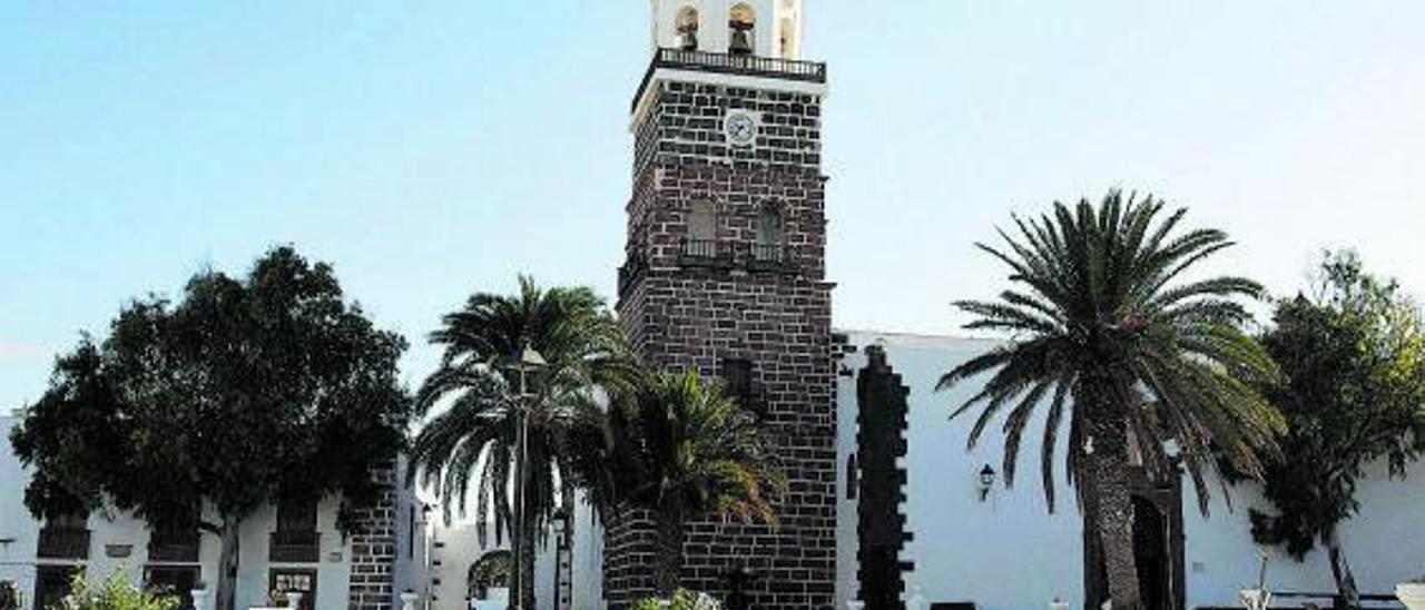 Plaza de la Constitución e Iglesia de Nuestra Señora de Guadalupe, en la Villa de Teguise. | | LP/DLP