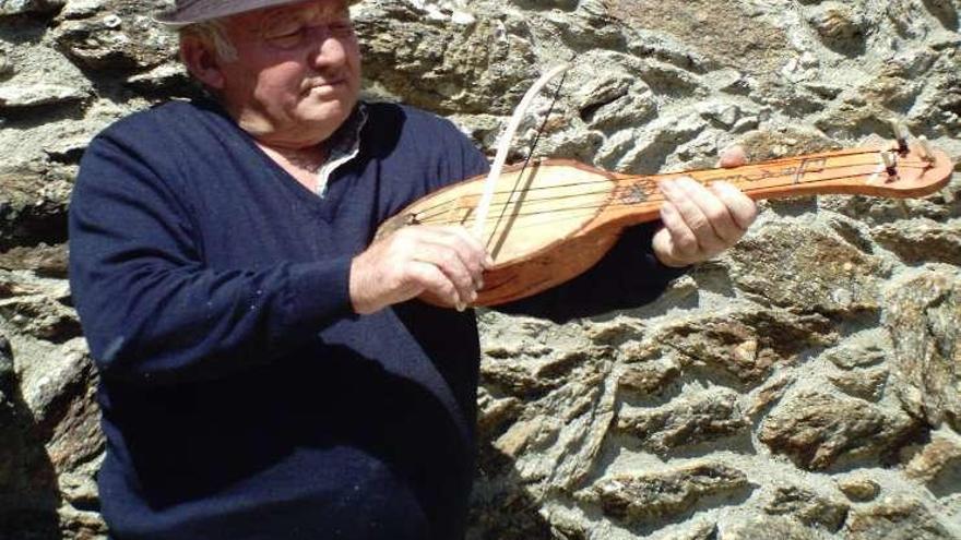 Amador Bruña toca uno de sus artesanos rabeles.