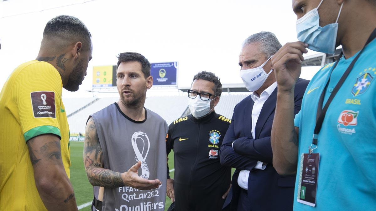 Leo Messi y Neymar Jr. conversando en el césped de la Neo Química Arena