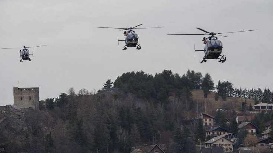 Tres helicópteros sobrevuelan Seyne les Alpes. // Efe