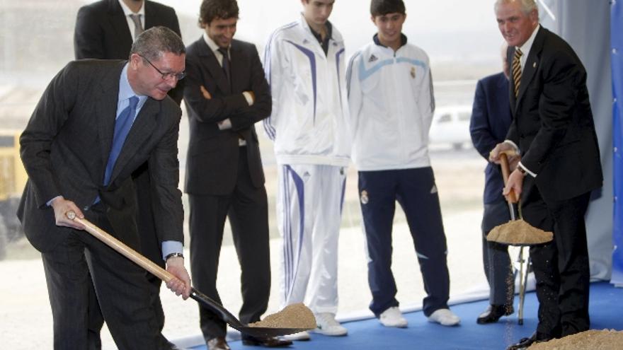 Ramón Calderón presidente del Real Madrid, y Alberto Ruiz-Gallardón , alcalde de la ciudad, pusieron hoy en Valdebebas la primera piedra de la residencia para canteranos que, bajo el lema &quot;construyendo futuro&quot;, comienza a edificar la directiva del club, en cumplimiento de una de sus promesas electorales.