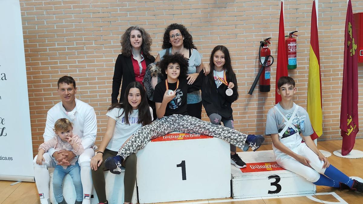 Duelistas de Paiporta y sala Robera d'Armes de Benetússer, con sus medallas.