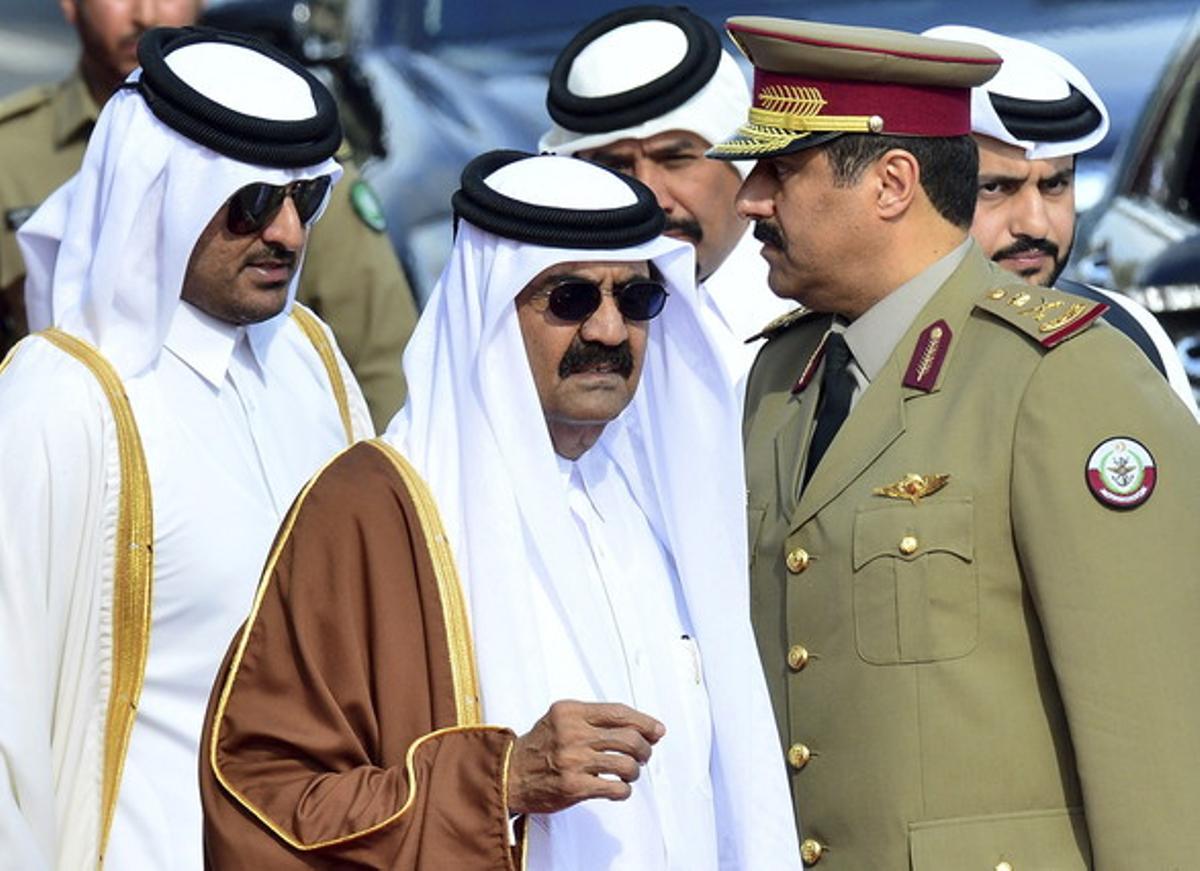 L’emir de Qatar amb el seu fill, el príncep hereu, en una imatge del desembre passat.