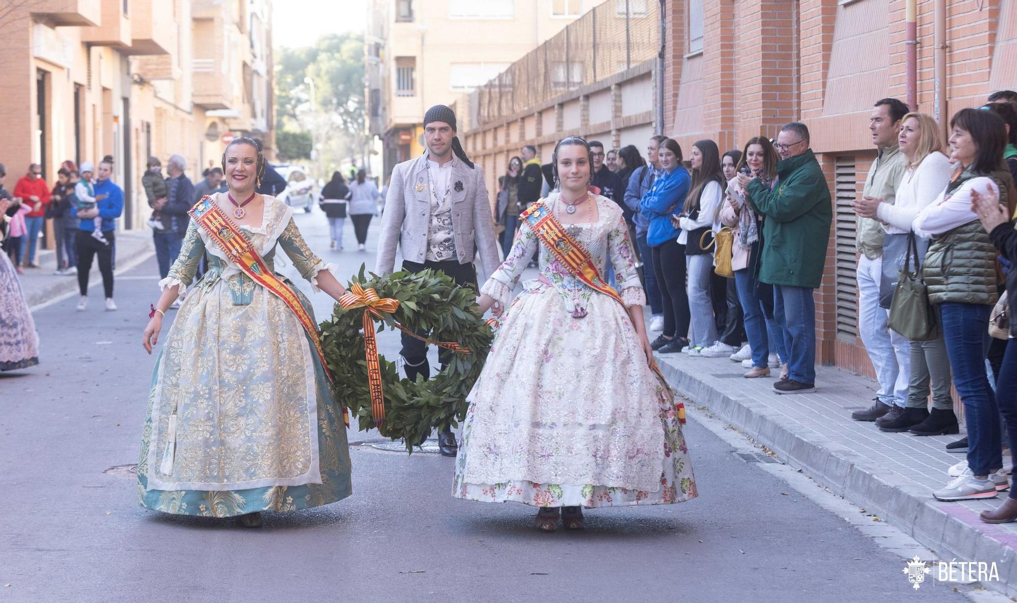 La primera ofrenda de Bétera: Las comisiones homenajean al cantaor 'Xiquet de Bétera'