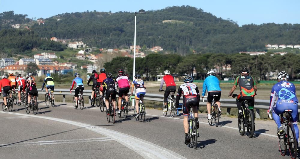 Un pelotón de ciclistas arrancó a las 10.00 horas desde  A Ramallosa para recordar a ''Ñito'' y a los heridos del atropello en el km. 44 de la PO-552