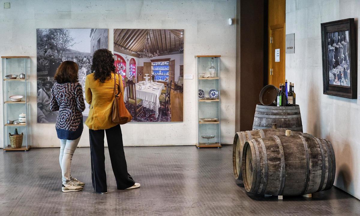 La entrada de la Biblioteca General de la ULL, con algunos objetos alusivos a la muestra.
