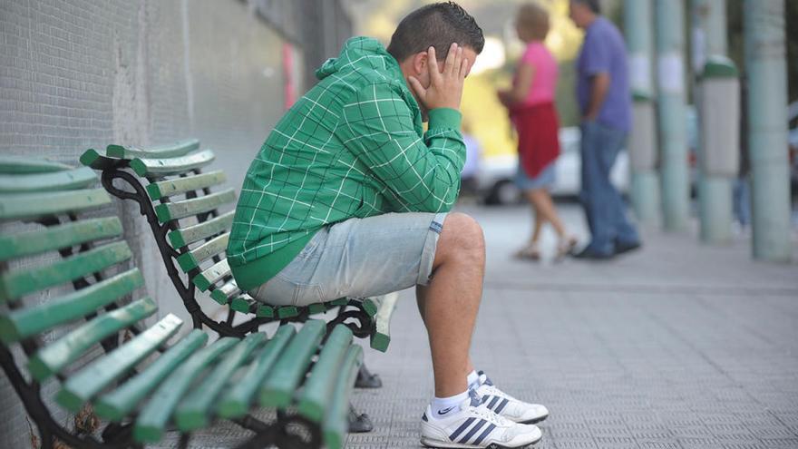 La precariedad, un mal de los jóvenes gallegos // C. Pardellas