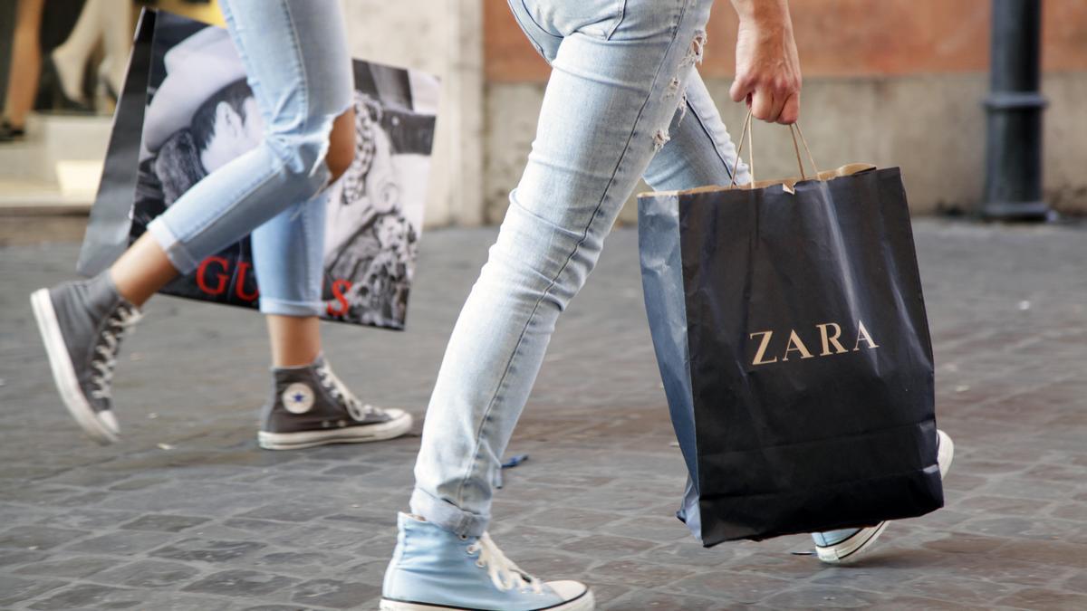 El vestido de escote de Zara que ya puedes conseguir por menos de 8 euros