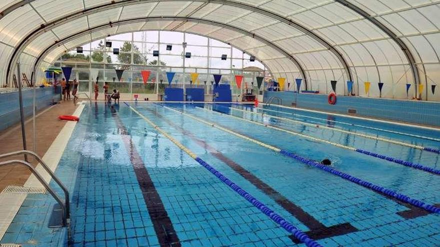 La piscina de Cambados que también usan los grovenses. // Abella