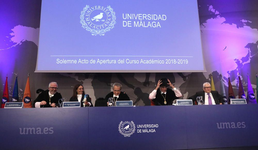 El rector de la Universidad de Málaga (UMA), José Ángel Narváez, defiende el valor de la universidad pública en la apertura del curso académico.