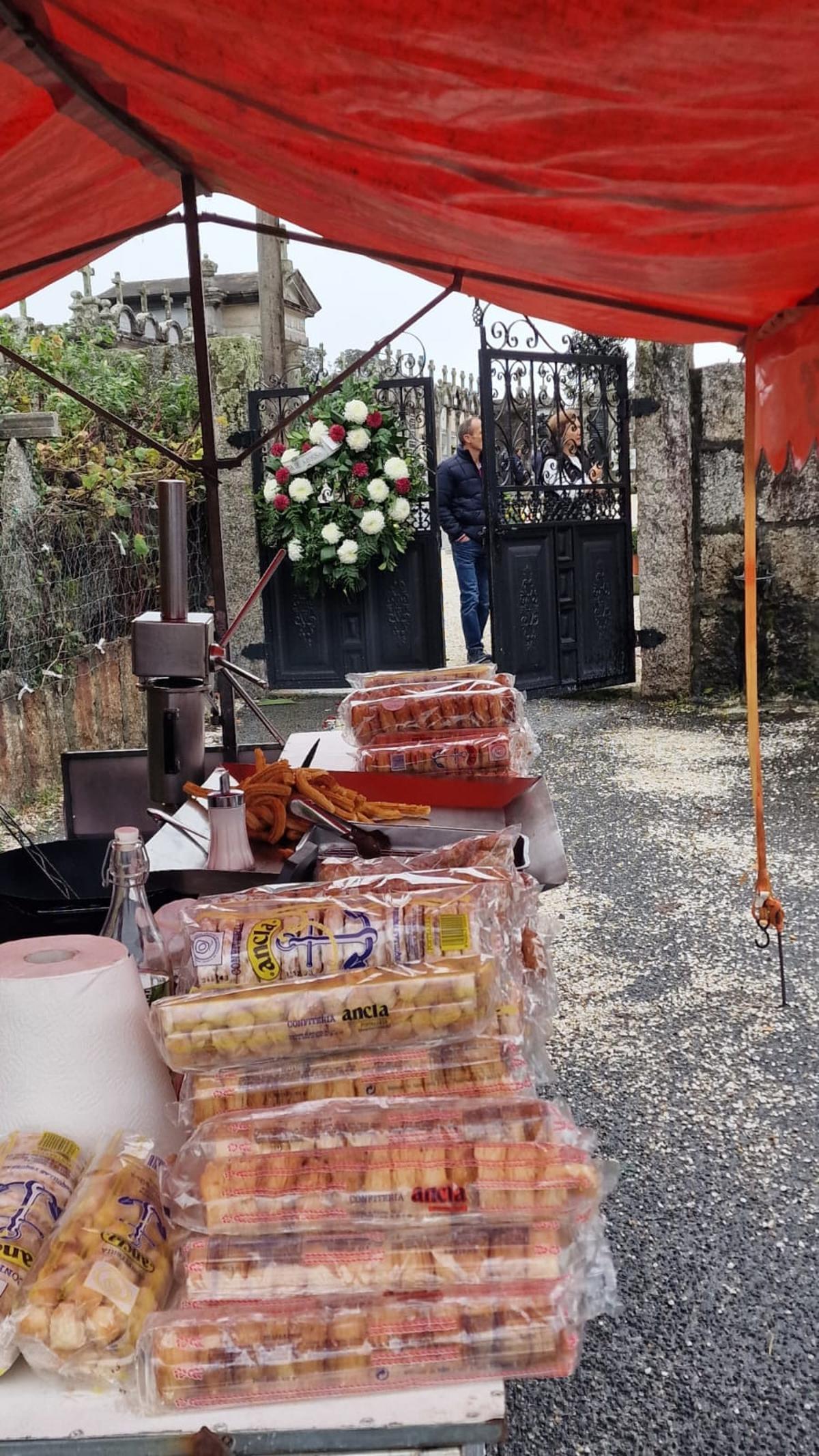 Un puesto de rosquillas y churros ante el cementerio parroquial de Rubiáns.