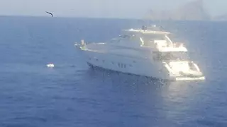 Evacuados los siete tripulantes de un barco privado por un incendio a bordo frente a es Vedrà de Ibiza