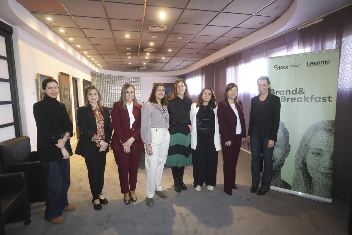 De izquierda a derecha: Amanda Simón, Mar Mestre, Silvia Lázaro, Eva Marí, Berti Barber, Ángela Castelló, Carmen Tarín y Silvia Tomás