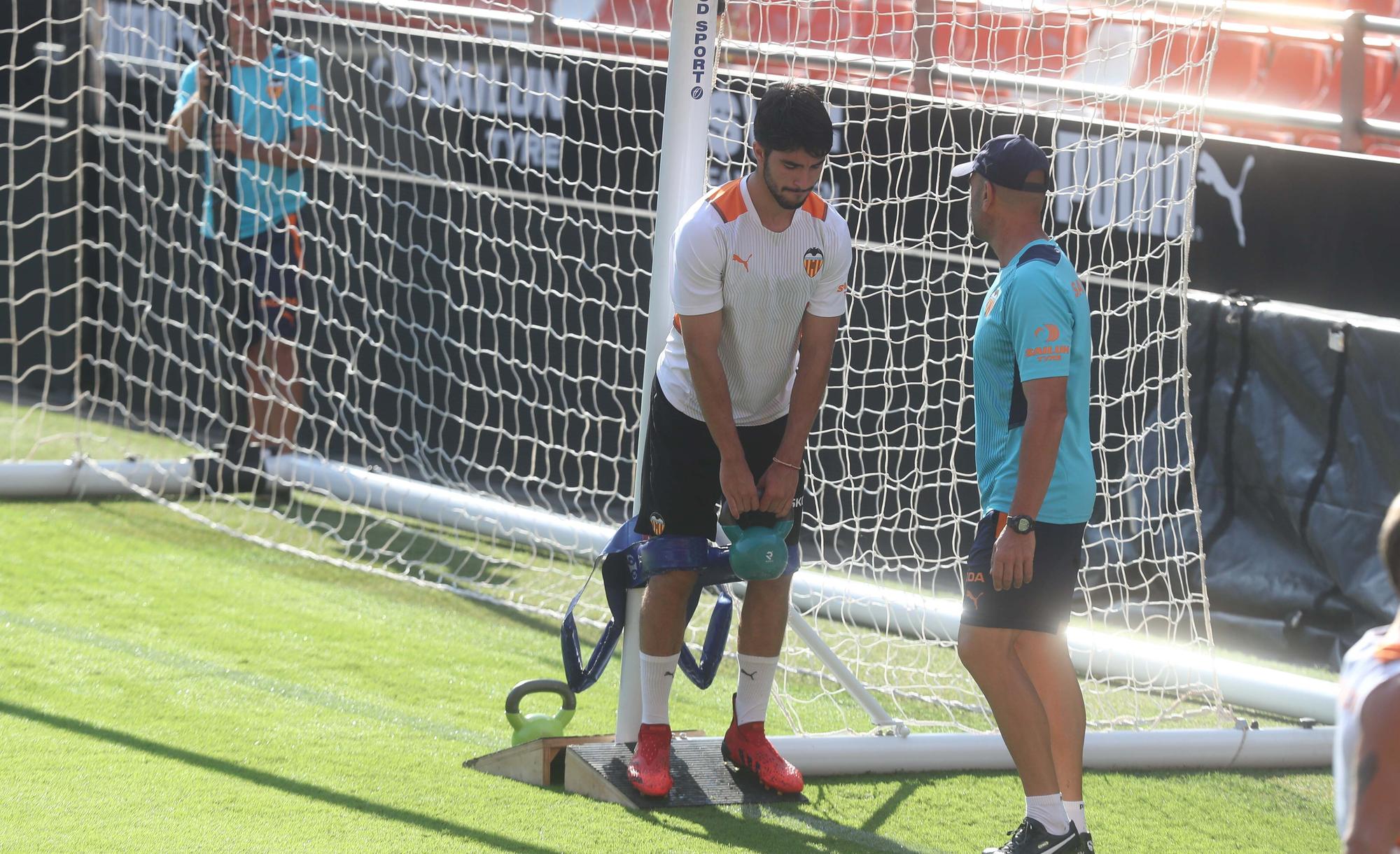 El Valencia CF prepara el partido frente al Real Madrid en Mestalla