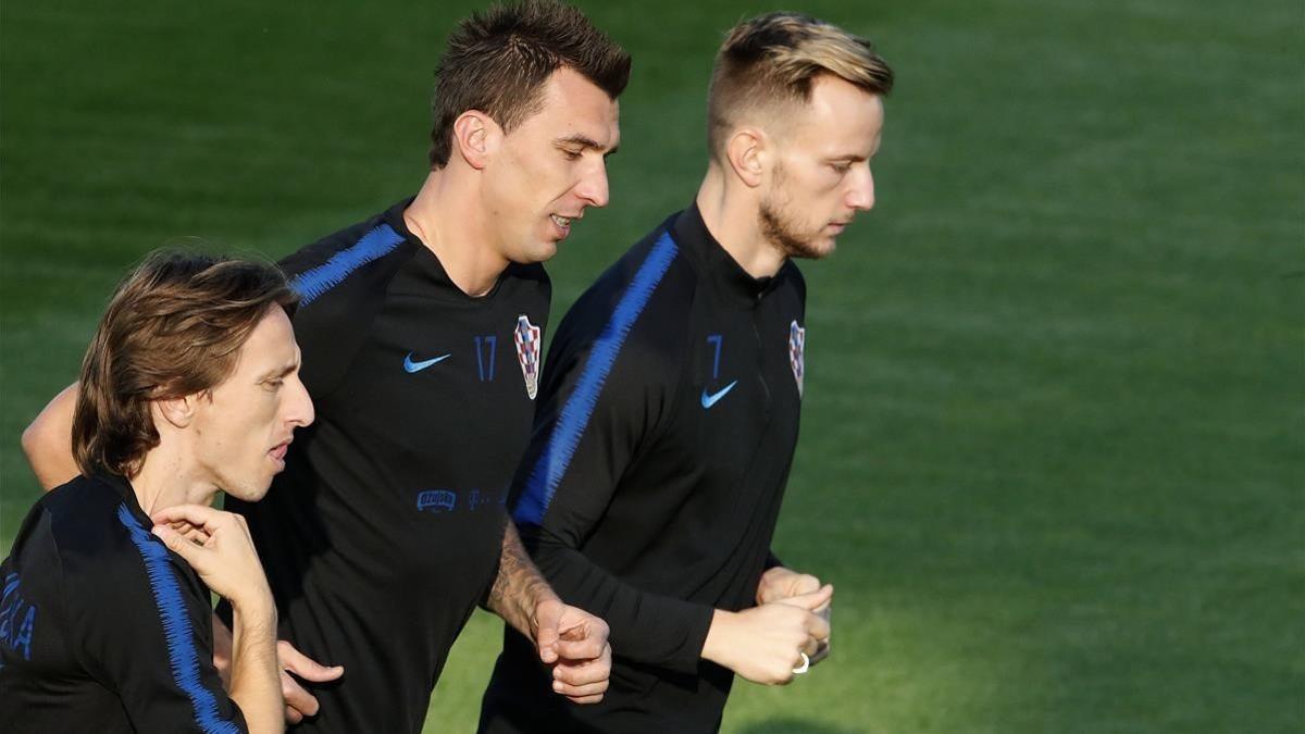 Modric, Mandzukic y Rakitic calientan en el entrenamiento realizado en el estadio Luzhniki de Moscú.