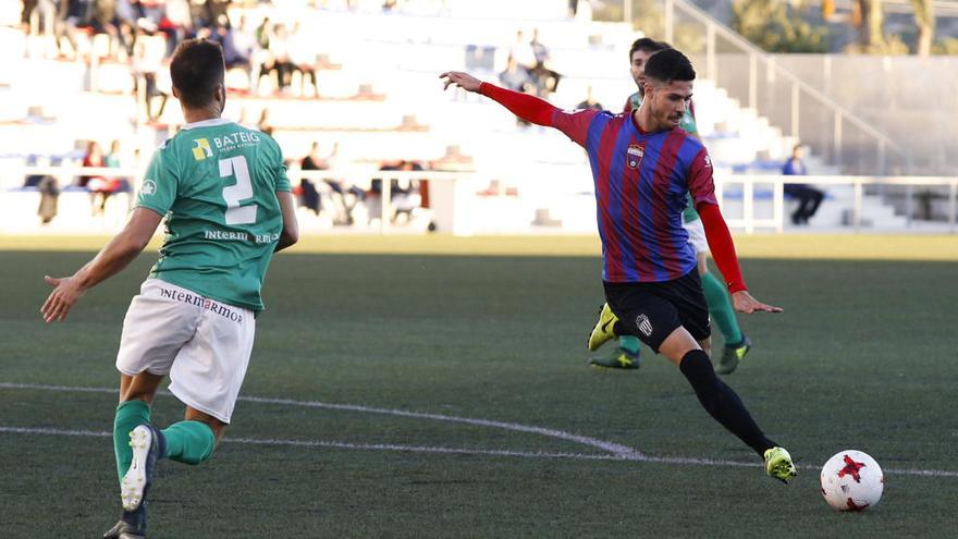 El azulgrana Toni Vela remata a portería.