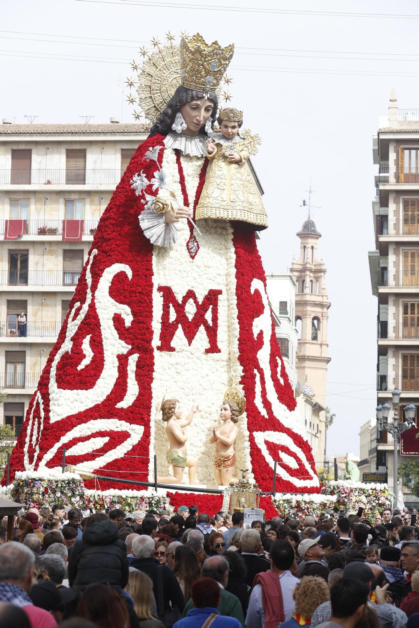 Cientos de personas acuden a ver el manto de la Virgen