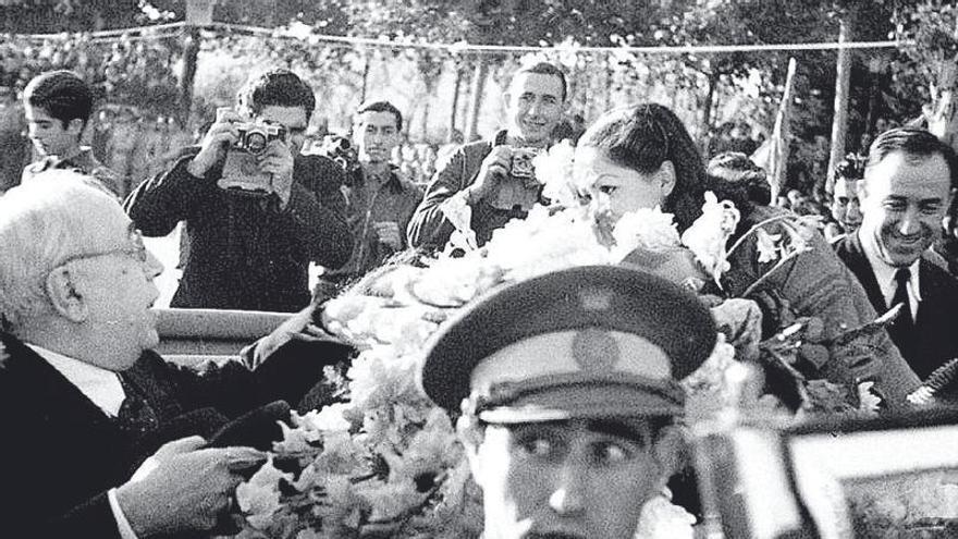 Capa, en segundo plano, fotografía a Juan Negrín en 1938.