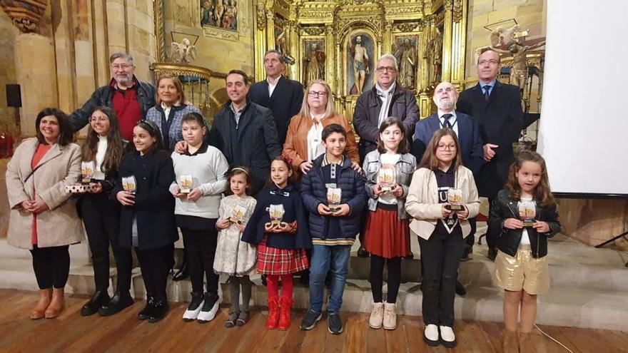 Foto de familia de la entrega de premios del concurso de dibujo infantil.