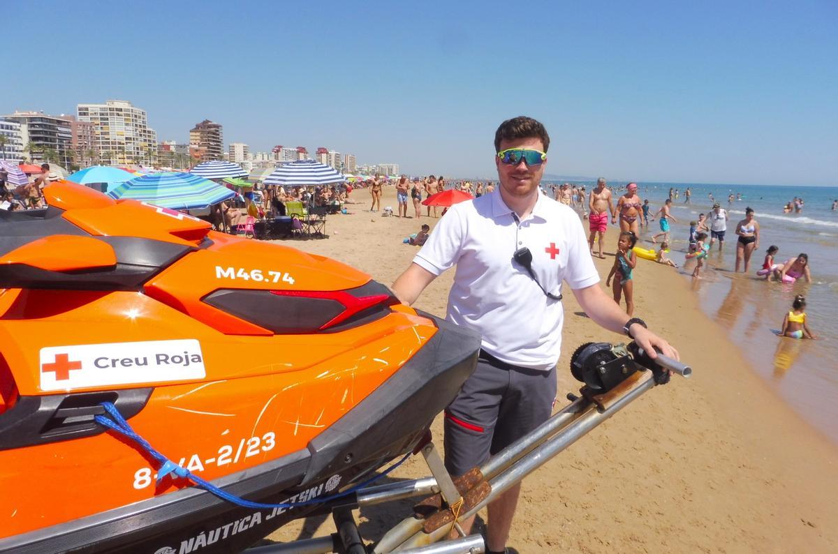 Óscar Vera, coordinador de playas de Cruz Roja Gandia.