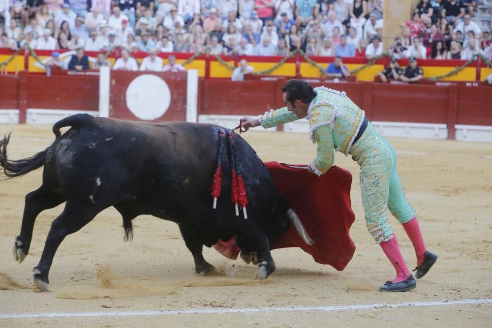 El torero granadino desoreja a un gran ejemplar de Luis Algarra tras un magistral tercio de banderillas