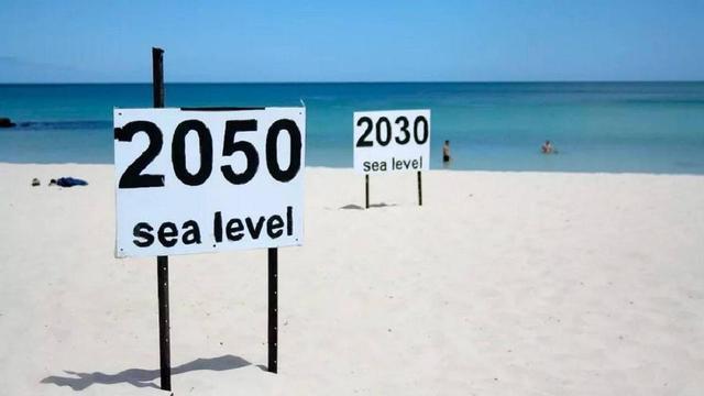 Uns cartells assenyalen el nivell de l’aigua del mar d’aquí a quatre anys i el 2050 | SHUTTERSTOCK