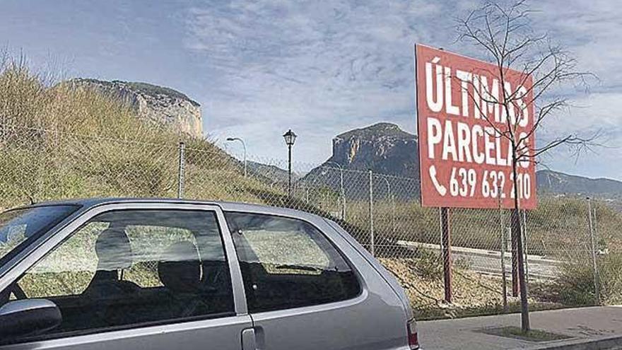 Los carteles corresponden a una urbanización de Son Mas.