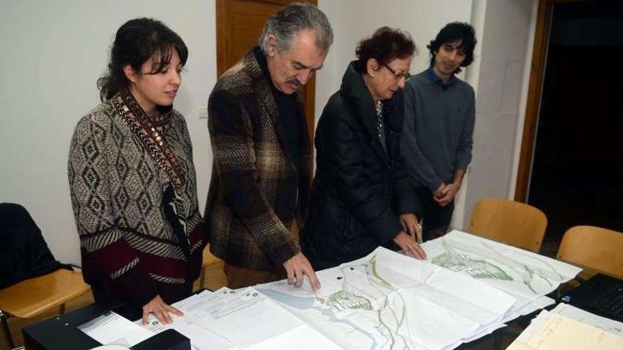 Freire, Rey, Aguirre y Blanco con los planos del proyecto marco de la finca de Fenosa. // Noe Parga