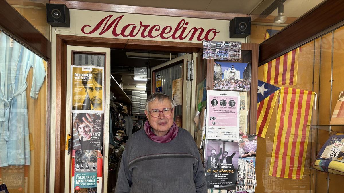 Marcel·lí Valls Torné, a l’entrada de Cal Marcelino, els darrers dies abans d’abaixar definitivament la persiana