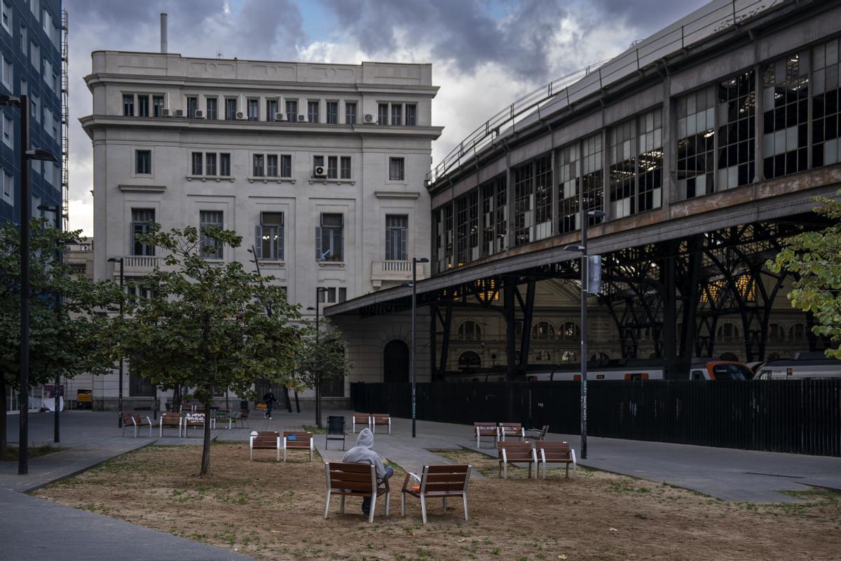 La inseguretat s’enquista rere l’estació de França: «És una esplanada abandonada» La inseguretat s’enquista rere l’estació de França: «És una esplanada abandonada»