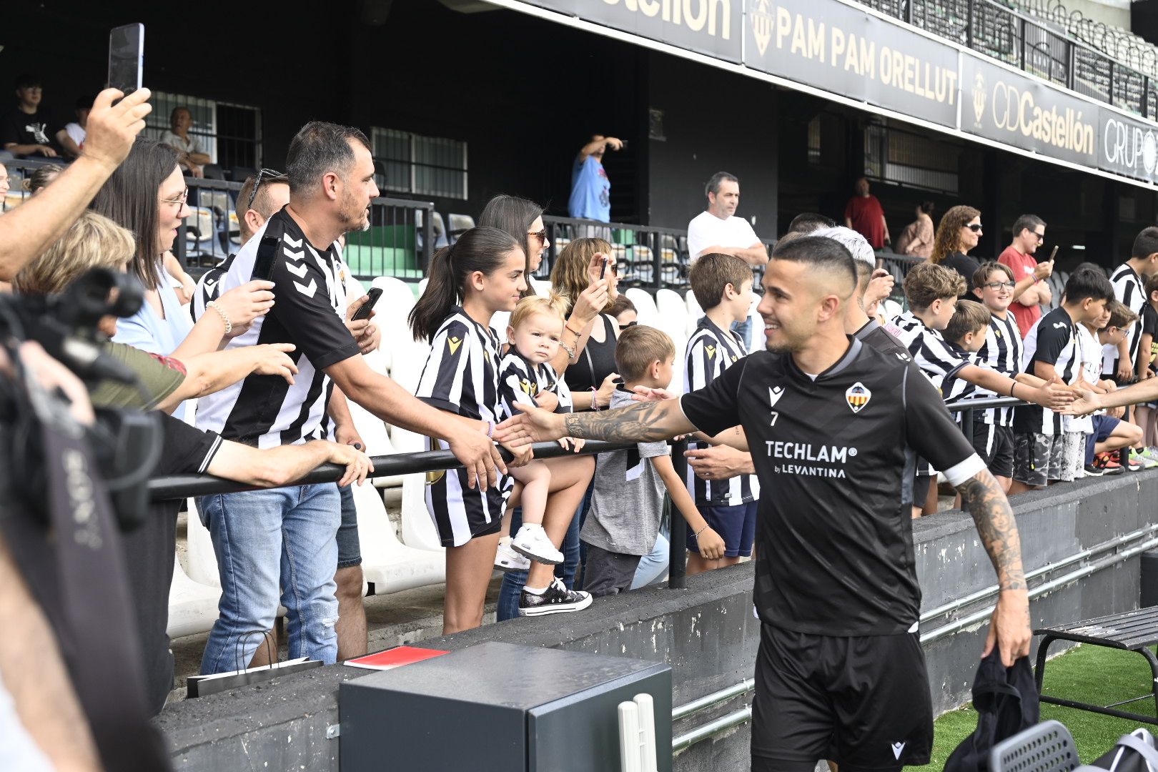 Galería de fotos: La afición lleva en volandas al CD Castellón