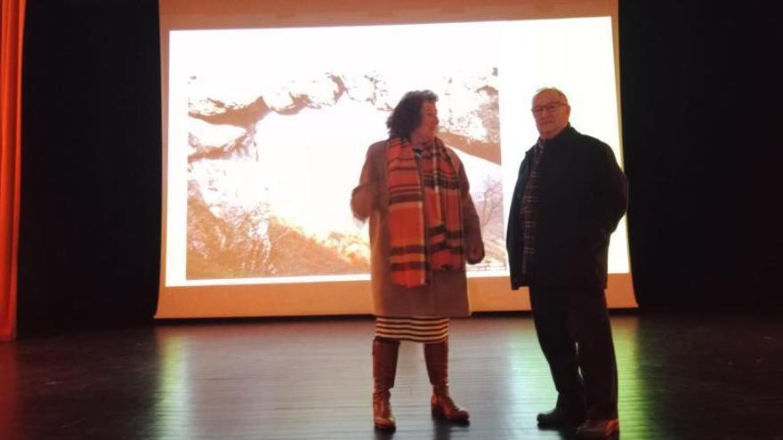 José Luis Cabo, junto a Mar Montero, ayer, al inicio de la charla, con una imagen del Aramo al fondo.