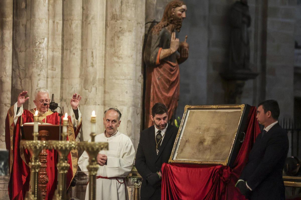 La Catedral, abarrotada en el Viernes Santo para presenciar el Santo Sudario
