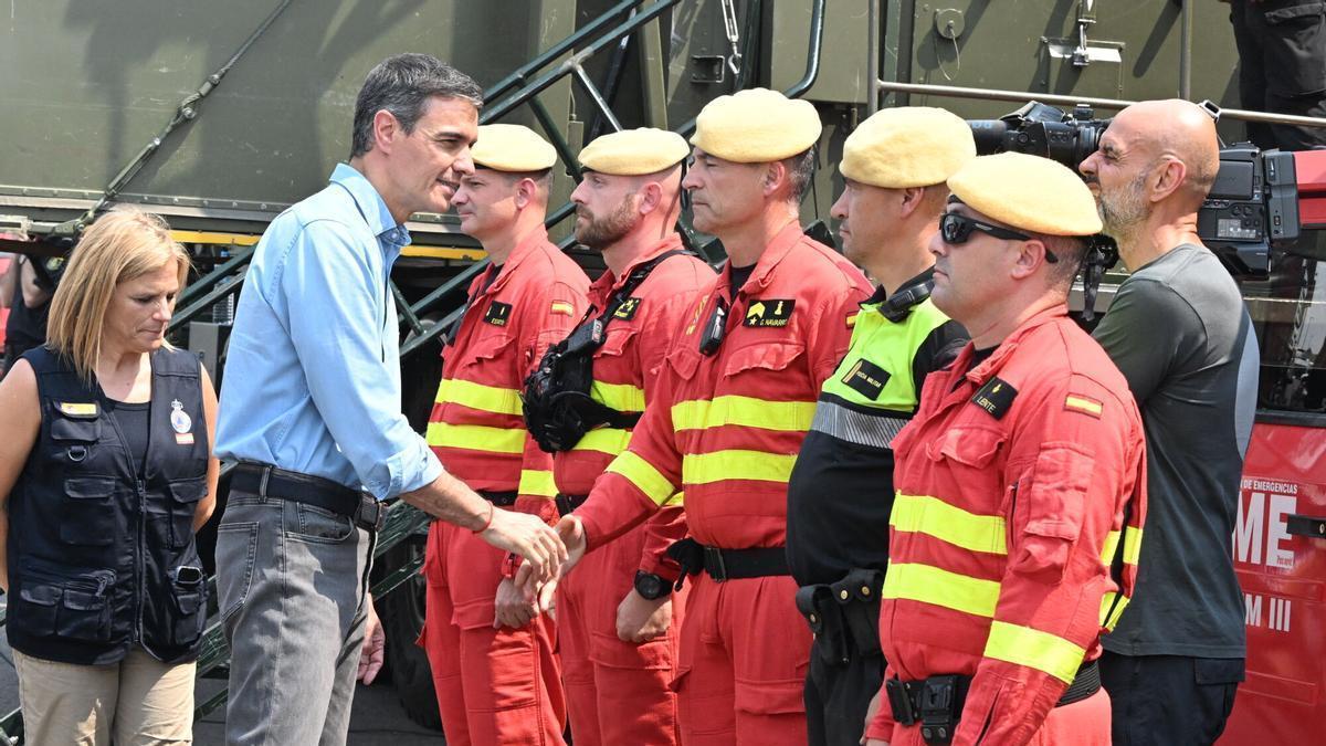 Pilar Bernabé con Pedro Sánchez en la visita al puesto de mando del incendio de Vall d'Uixó de este verano