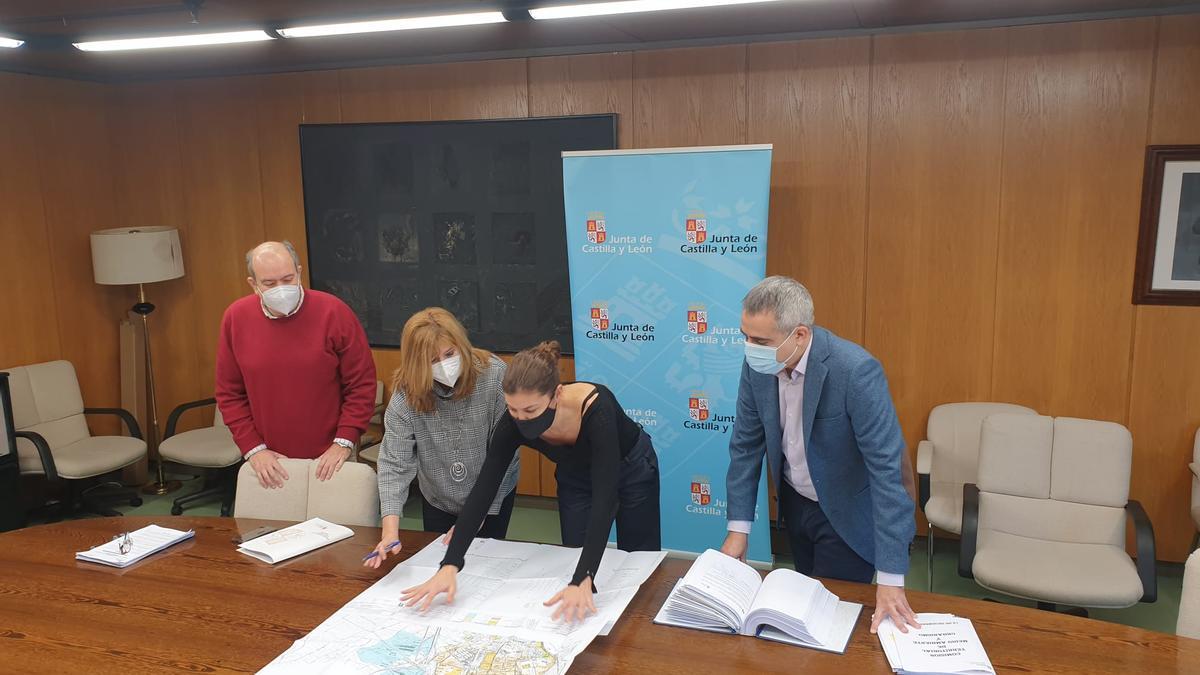 Clara San Damián examina el plano del PGOU de Benavente con técnicos de la Comisión Territorial de Urbanismo.