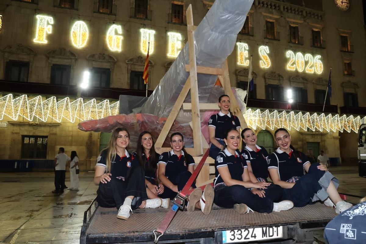 La Bellea del Foc y sus damas presencian la llegada de las primeras piezas de la Hoguera Oficial