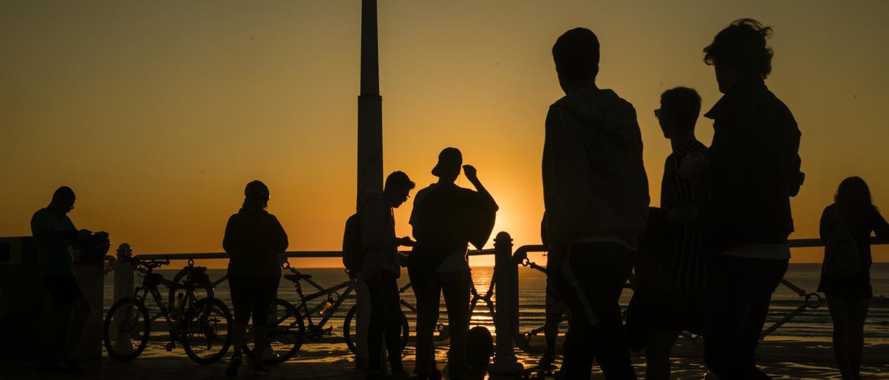 Jóvenes en el paseo marítimo de Salinas.
