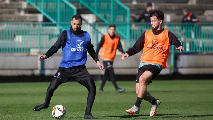 De las Cuevas y Christian Delgado, en una acción del entrenamiento de hoy en la Ciudad Deportiva.