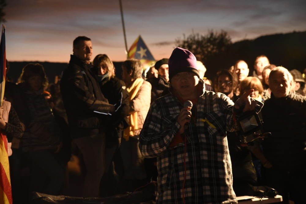 Resposta a la crida a envoltar Lledoners amb espelmes, llanternes i la llum dels mòbils