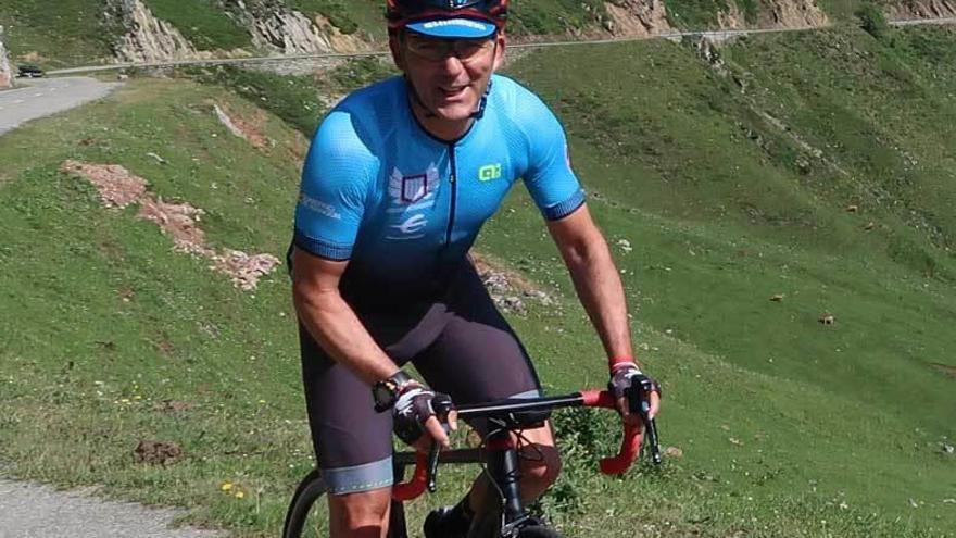 Miguel Ángel García entrenando con su bicicleta.