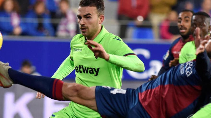 Jorge Miramón, lateral del Huesca, en el 2-2 en El Alcoraz ante el Levante UD.