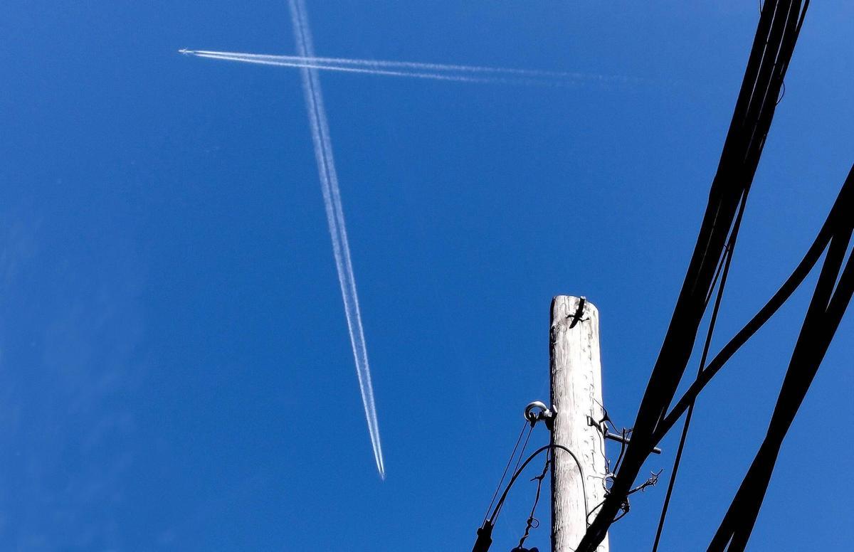 Aviones sobrevolando la capital gallega este mes de abril