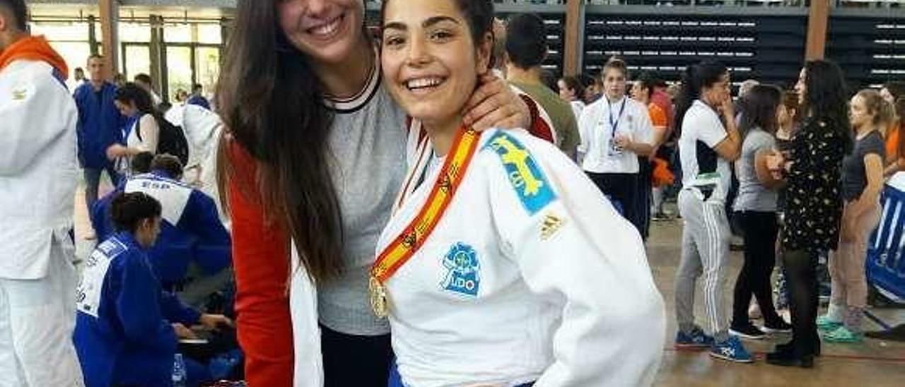 Alba Barreiro, con su medalla, junto a su hermana Andrea, también judoka.
