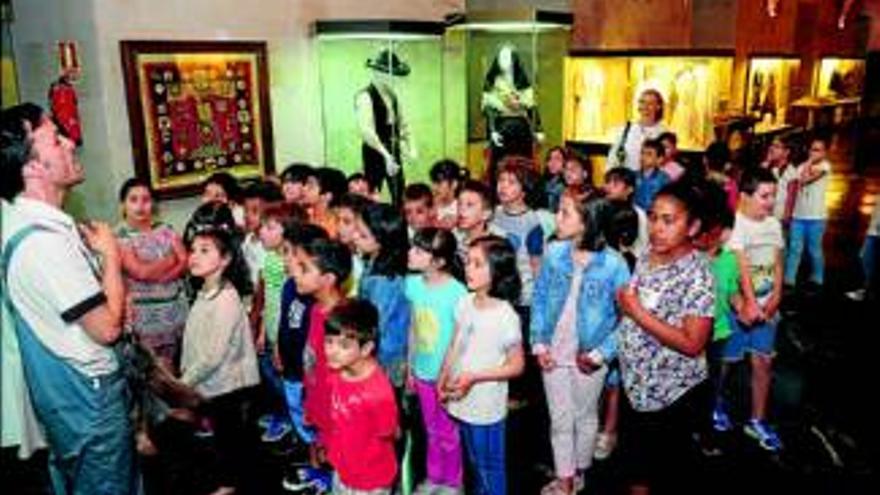 130 estudiantes celebran el Día de los Museos en el etnográfico